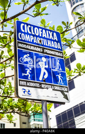 Placa indicando ciclofaixa compartilhada. Balneário Camboriú, Santa Catarina, Brésil. Banque D'Images