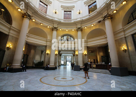 Vista international n'prédio do CCBB - Centro Cultural Banco do Brasil, aucun Centro do Rio. O prédio inaugurado em 1906, começou a ser construído em 1880 com Projeto do arquiteto Francisco Bethencourt Joaquim da Silva, que era arquiteto da Casa Imperial. O prédio histórico, em linhas neoclássicas foi inicialmente sede da Associação Comercial do Rio de Janeiro e une abrigava Bolsa de fundos Públicos, qué à epora era equivalente à Bolsa de Valores. Desde 12 de outubro de 1989 o passou local un ser um Centro Cultural, sendo considerada un instituição mais culturel visitada do Brasil e uma das 20 mais visita Banque D'Images