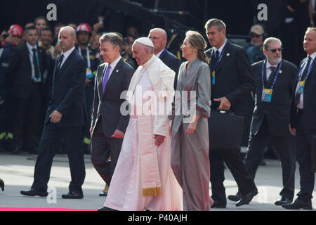 Le président colombien Juan Manuel Santos recevoir en Catam au Pape François à Bogota, Colombie Banque D'Images