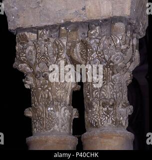 DETALLE DE LOS CAPITELES CON DECORACIONES VEGETALES EN MARMOL DE LA ALJAFERIA DE ZARAGOZA - SIGLO XI. Emplacement : ALJAFERIA-CORTES Aragon, Saragosse, SARAGOSSE SARAGOSSE, ESPAGNE. Banque D'Images