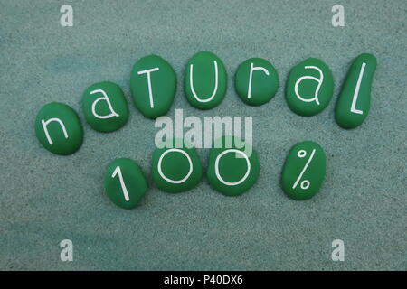 100  % naturel, composé de texte créatif avec des pierres sculptées et peintes en vert sur le sable vert Banque D'Images