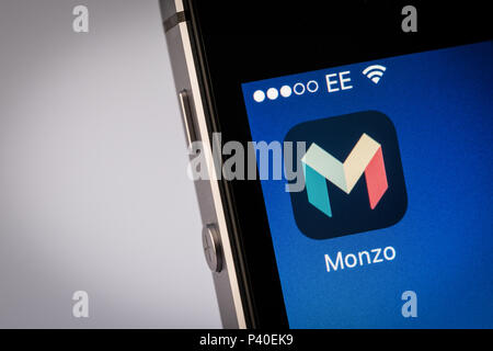 Monzo Application bancaire sur un smartphone iPhone Banque D'Images