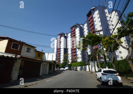 Residencial Rua com prédios e casas de classe média no Bairro do Butantã, Zona oeste. Banque D'Images