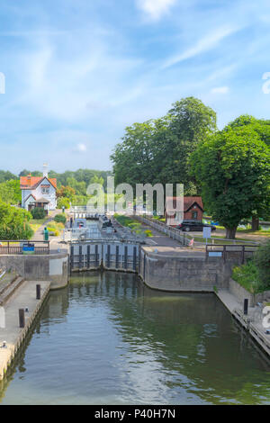 Le yacht et le grand classique de la chambre à Goring verrou sur la Tamise, sur la banque de l'Oxfordshire à Goring-On-Thames, Angleterre, Royaume-Uni. Banque D'Images