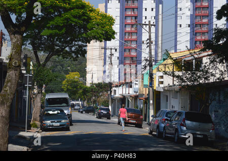 Residencial Rua com prédios sobrados, casas e de classe média no Bairro do Butantã, Zona oeste. Banque D'Images