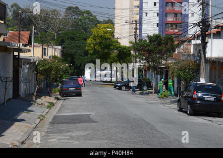 Residencial Rua com prédios sobrados, casas e de classe média no Bairro do Butantã, Zona oeste. Banque D'Images