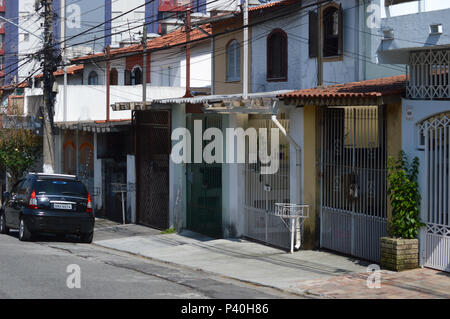 Residencial Rua com prédios sobrados, casas e de classe média no Bairro do Butantã, Zona oeste. Banque D'Images