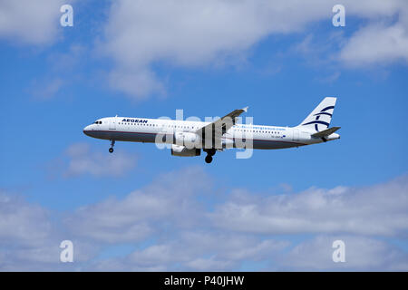 Aegean Airlines un avion Airbus A321-231, numéro d'immatriculation SX-DVP, approche d'un atterrissage. Banque D'Images