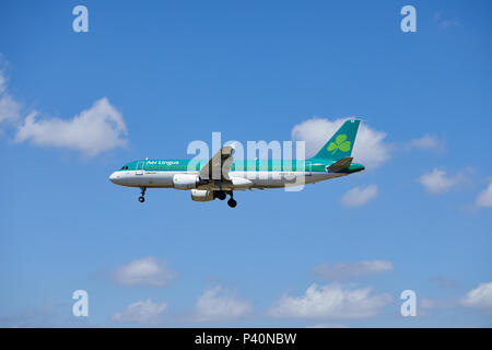 Un Airbus A320-214 d'Air Lingus, numéro d'immatriculation des aéronefs EI-DER, surnom St Mel, l'approche d'un atterrissage. Banque D'Images