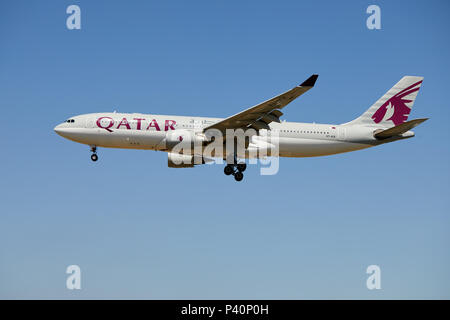 Un Qatar Airways Airbus A330-202 aircraft, numéro d'enregistrement A7-ACK, l'approche d'un atterrissage à l'aéroport de Heathrow, Londres. Banque D'Images