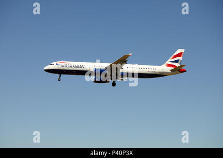 Un British Airways Airbus A321-231, immatriculé G-EUXD, approche d'un atterrissage. Banque D'Images