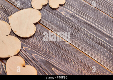 Coeurs en bois décoratif et copiez l'espace. Découpes en forme de coeur en bois blanc de decoupage. Idée décoration de mariage. Banque D'Images