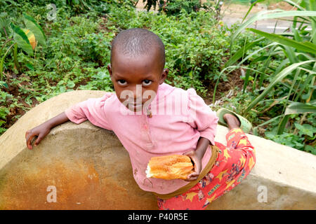 Le Rwanda, l'entourant de Cyangugu, enfant Banque D'Images