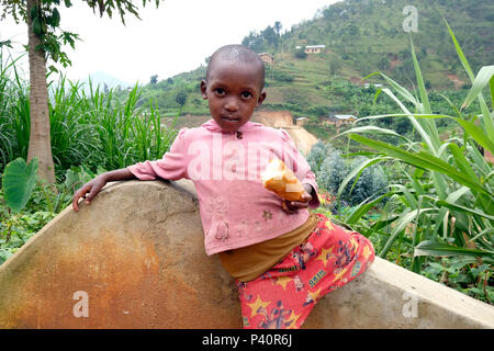 Le Rwanda, l'entourant de Cyangugu, enfant Banque D'Images