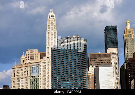 Chicago, Illinois, USA. La variété de l'architecture pour laquelle la ville est connue est sur tout l'affichage dans ce petit segment de l'horizon de Chicago. Banque D'Images