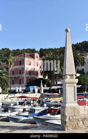 Bateaux à voile sur la façon de les rues pavées de la vieille ville de Hvar, Hvar, Croatie, Juin, 2018 Banque D'Images