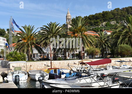 Vieux clocher de l'église dans le centre-ville de Hvar, Hvar, Croatie, Juin, 2018 Banque D'Images