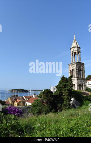 Vieux clocher de l'église dans le centre-ville de Hvar, Hvar, Croatie, Juin, 2018 Banque D'Images