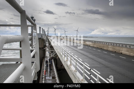 Autoroute sur la protection contre les tempêtes néerlandais Delta Oosterscheldekering en Zélande, Pays-Bas Banque D'Images