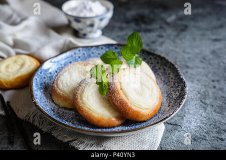 Des petites tartes ronde rempli de fromage à la crème à la vanille Banque D'Images