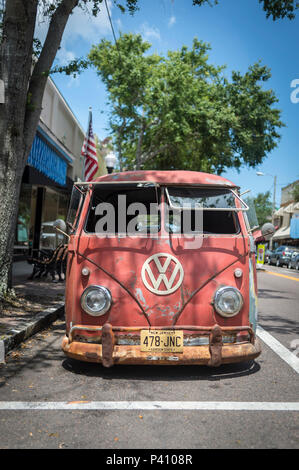 Old rusty VW van stationné dans la rue à Tarpon Springs USA. Banque D'Images