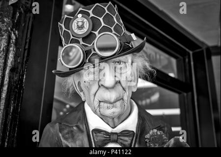 Portrait d'un vieil homme habillé de mannequin de mode steampunk à l'extérieur d'un magasin à Tarpon Springs, Florida USA Banque D'Images