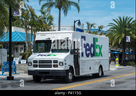 FedEx Ground van stationné dans la rue, Tarpon Springs, Florida, USA Banque D'Images