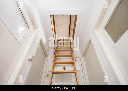 Escalier en bois au grenier dans une maison moderne Banque D'Images