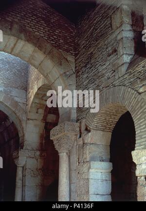 VISIGOTICO INTÉRIEUR DE LA IGLESIA DE SAN PEDRO DE LA NAVE - SIGLO VII. Lieu : EGLISE DE SAN PEDRO DE LA NAVE, CAMPILLO, Zamora, Espagne. Banque D'Images