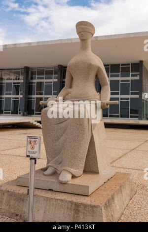 Estatua da Justiça na Praça dos Três Poderes, Em frente ao Supremo Tribunal Federal em Brasília, DF. Banque D'Images