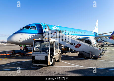 KLM Cityhopper Embraer ERJ-190 sur le tarmac, l'aéroport de Glasgow, en Écosse. Banque D'Images