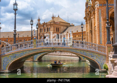 Plaza de España de Séville, vue d'un azulejo coloré décoré pont enjambant le lac de plaisance dans la Plaza de España à Séville, Andalousie, espagne. Banque D'Images