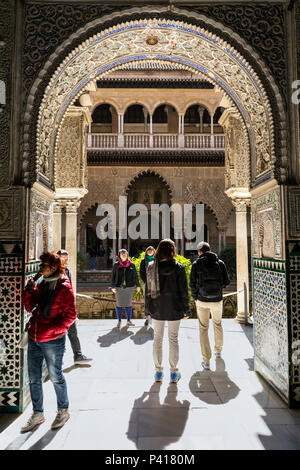 Archway menant dans le Patio de las courtyard Apartment Doncellas, Reales Alcázares de Séville, Séville, Andalousie, espagne. Banque D'Images
