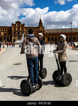 Résid les touristes en Segways à Plaza de España, Séville, Andalousie, espagne. Banque D'Images