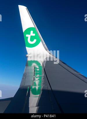 Aile d'un avion en vol Transavia Airlines. Banque D'Images