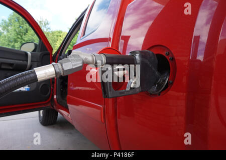 Un camion rouge alimenté jusqu'à un gaz Ingles Express. Banque D'Images