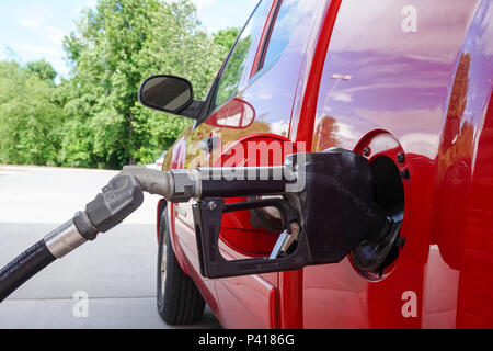 Un camion rouge alimenté jusqu'à un gaz Ingles Express. Banque D'Images