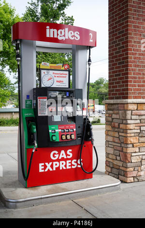 Une pompe à essence et diesel au gaz Ingles Express. Banque D'Images