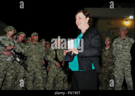 L'AÉRODROME DE BAGRAM, en Afghanistan (4 juin 2016) -- Son Excellence Mme Tinatin Khidasheli, ministre géorgien de la défense, parle avec une grande formation de soldats du bataillon d'infanterie légère 52 Géorgienne, près de leur caserne ici à Bagram. Khidasheli a remercié le groupe pour leur service et parlé longuement de leur bien-être et le moral. Photo de Bob Harrison, les forces américaines en Afghanistan Affaires publiques. Banque D'Images