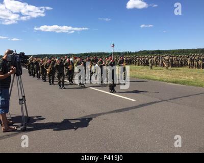 L'Armée polonaise de parades dans l'étude au cours de la cérémonie d'ouverture de l'exercice 2016 Anakonda au secteur d'entraînement Drawsko Pomorskie, Pologne, le 6 juin. Anakonda exercice 2016 est dirigée par la Pologne, un exercice multinational interarmées se dérouleront dans toute la Pologne 7-17 Juin. L'exercice implique environ 31 000 participants de plus de 20 nations. Anakonda exercice 2016 est un événement de formation de l'armée américaine pour l'Europe et les nations participantes et démontre les États-Unis et les pays partenaires peuvent effectivement s'unissent sous un commandement unifié, alors que la formation sur un scénario contemporain. (U.S. Photo de l'armée Banque D'Images