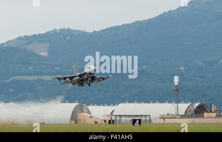 Le 510th Fighter Squadron F-16 Fighting Falcon quitte la base aérienne d'Aviano, en Italie, pour la Pologne, Lask, détachement de l'Aviation à participer à 16-3 à l'appui de l'opération Atlantic résoudre, 1 juin 2016. Les aviateurs de l'US Air Force à partir de la 31e Escadre de chasse se joindront à la Garde nationale aérienne des États-Unis à partir de la 138e Escadre de chasse et 239e Escadron des communications de Combat de participer à l'entraînement bilatéral avec l'armée de l'air polonaise et de l'OTAN et les pays alliés. (U.S. Photo de l'Armée de l'air par la Haute Airman Krystal Ardrey/libérés) Banque D'Images