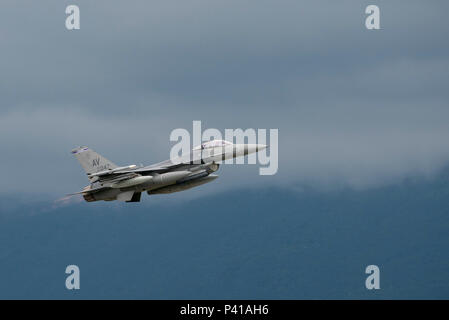 Le 510th Fighter Squadron F-16 Fighting Falcon quitte la base aérienne d'Aviano, en Italie, pour la Pologne, Lask, détachement de l'Aviation à participer à 16-3 à l'appui de l'opération Atlantic résoudre, 1 juin 2016. Les aviateurs de l'US Air Force à partir de la 31e Escadre de chasse se joindront à la Garde nationale aérienne des États-Unis à partir de la 138e Escadre de chasse et 239e Escadron des communications de Combat de participer à l'entraînement bilatéral avec l'armée de l'air polonaise et de l'OTAN et les pays alliés. (U.S. Photo de l'Armée de l'air par la Haute Airman Krystal Ardrey/libérés) Banque D'Images