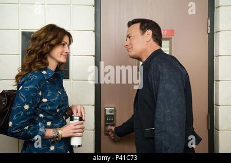 Titre original : LARRY CROWNE. Titre en anglais : LARRY CROWNE. Film Réalisateur : Tom Hanks. Année : 2011. Stars : Tom Hanks, Julia Roberts. Credit : PRODUCTIONS PLAYTONE/VENDOME IMAGES / TALAMON, BRUCE / Album Banque D'Images