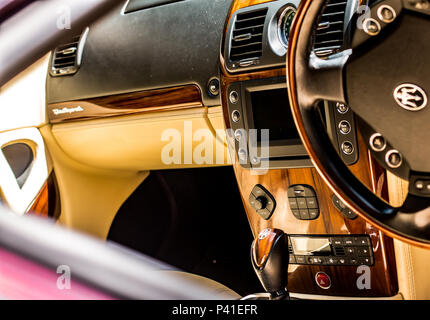 La console centrale d'une berline de luxe Quattroporte Maserati Banque D'Images