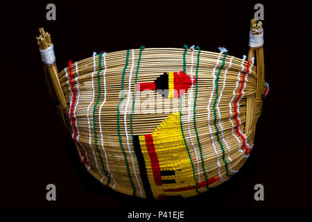 Cesta Cesta Indígena cesta da etnia Kuikuro Artesanato artesanato indígena artesanato da etnia Etnia Kuikuro Kuikuro Indios Índios do Mato Grosso Xingú Centro Oeste Brasil Cesta Cesta Indígena cesta da etnia Kuikuro Artesanato artesanato indígena artesanato da etnia Etnia Kuikuro Kuikuro Indios Índios do Mato Grosso Xingú Centro Oeste Brasil Banque D'Images