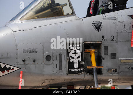 Un A-10 Thunderbolt II repose sur la piste après son arrivée pour Hawgsmoke 2016 à la base aérienne Davis-Monthan Air Force Base, Arizona), 1 juin 2016. Pour la notation est basée sur la concurrence, le mitraillage de plongée de haute altitude à la bombe, à angle faible, haute-livraison de missiles Maverick, précision et tactique de l'équipe. (U.S. Air Force photo par Airman Nathan H. Barbour/libérés) Banque D'Images