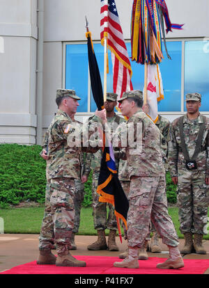 Le général Jeffrey W. Talley, commandant général de l'US Army Reserve Command, abandonne la commande drapeau pour le général Robert Abrams, commandant général du Commandement des forces de l'armée américaine lors d'un abandon de la commande cérémonie tenue à l'extérieur de l'hôtel de Marshall à Fort Bragg, Caroline du Nord le 1er juin. Banque D'Images