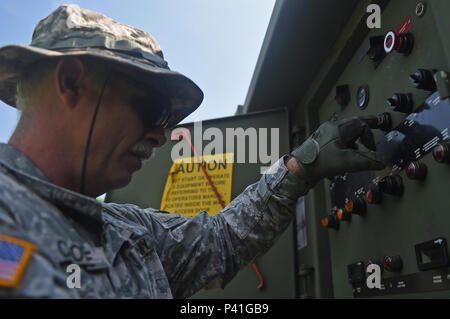 COATEPEQUE, Guatemala - La Garde nationale de l'Arkansas Le Sgt. James Crowe, 875th avant Support Société roues le mécanicien, démarre le moteur de la pompe à eau sur un réservoir d'alimentation en eau 1 Juin, 2016, au cours de l'effort AU-DELÀ DE L'HORIZON 2016 AU GUATEMALA. Après avoir remplacé la batterie, Crowe testez la batterie en commençant la pompe à eau du moteur. (U.S. Photo de l'Armée de l'air par la Haute Airman Dillon Davis/libérés) Banque D'Images