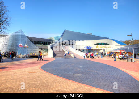 SVETLOGORSK, RUSSIE - avril 29,2018 : City Resort dans la région de Kaliningrad. Le moderne centre culturel multifonctionnel Amber Hall. Salle de Concert, busin Banque D'Images