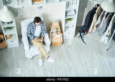 Homme avec réserve en cette chambre élégante Banque D'Images